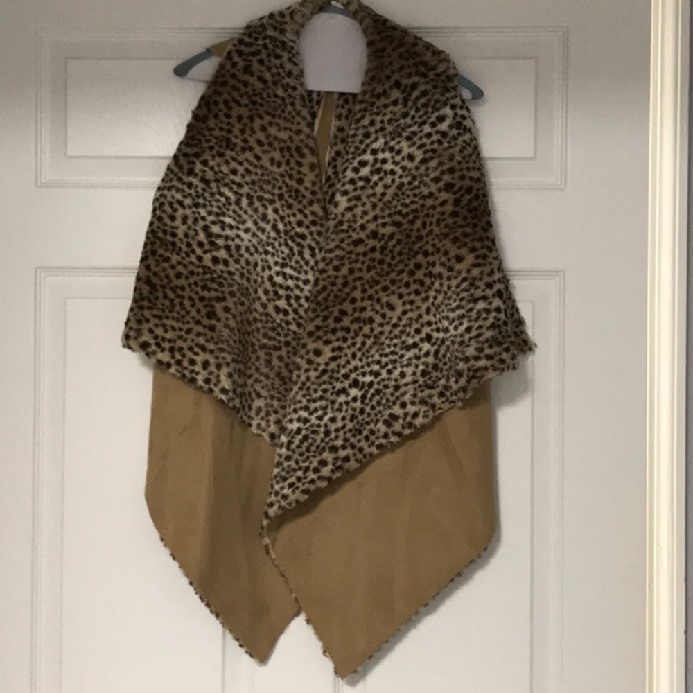 Leopard Print Tan Suede Reversible Faux Fur Vest 32” front 22” back new w/o tags